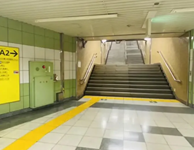 階段を上がって地上に出ます