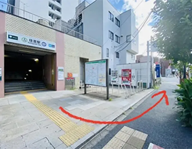 地上に出たら左に進みます