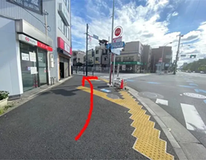 1交差点を左に曲がります